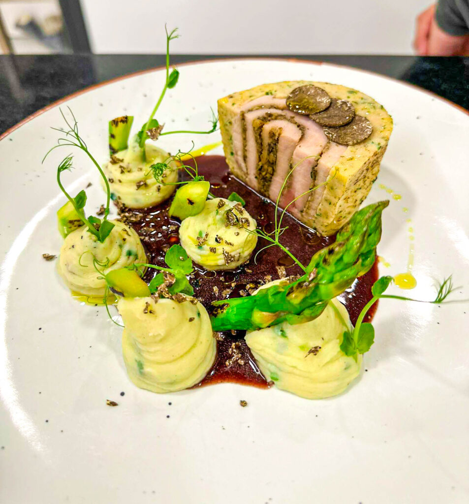 Свинско контра филе с паста от черен трюфел, сготвено су вид, с картофено пюре, аспержи и сос Борделез