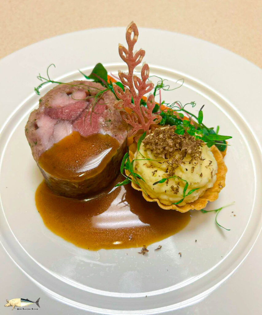 Руло с два вида масло – пуешко филе и патешко магре, увити в кайма от патешки бутчета, овкусено с вулканична сол, с картофена тарталета с пресен черен трюфел